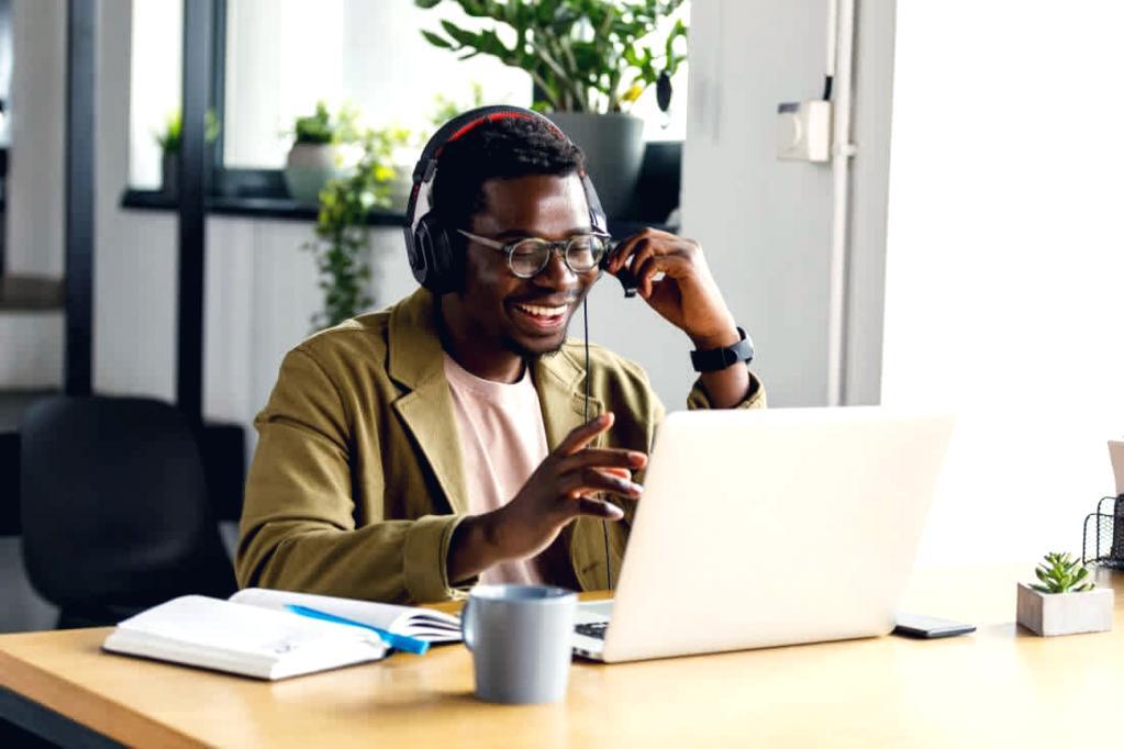 Workshop-Teilnehmer bei der praktischen Keyword-Analyse am Laptop